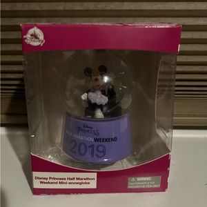 2019 Minnie mouse half marathon snow globe